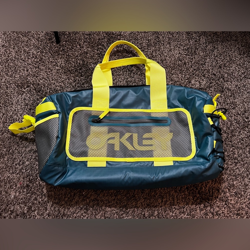 Small Oakley duffel bag. Like new.